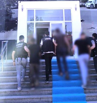 Polisten narkotik operasyonu; 3 şahıs tutuklandı