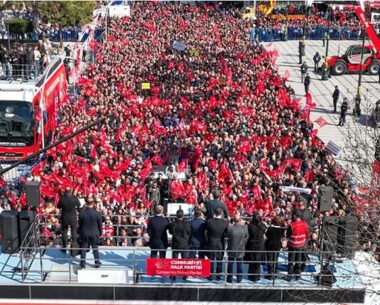 Özel’in Burdur mitingine İran güzellemeleri ve yargı mensuplarına hakaretler damga vurdu