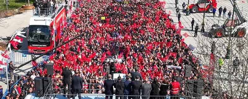 Özel’in Burdur mitingine İran güzellemeleri ve yargı mensuplarına hakaretler damga vurdu