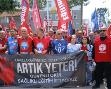 Eğitim camiası öfkeli: ANTALYA MEM önü “Yusuf Tekin istifa!” nidalarıyla yankılandı